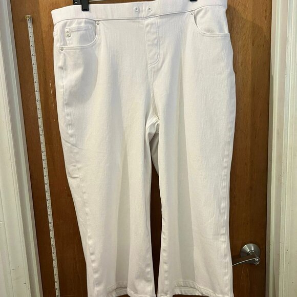 Size 20W - Belle by Kim Gravel - White Denim Pull-On Capri Pants - W39"/L23" - Picture 1 of 8